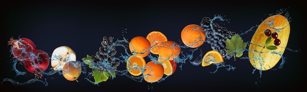 Panorama com frutas em uvas de melão suculento de água, uvas de laranja, pera, romã, aumenta a imunidade humana