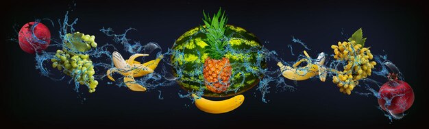 Panorama com frutas frescas na água toranja melão romã uvas kiwi uma sobremesa muito saborosa para o ano novo natal e halloween