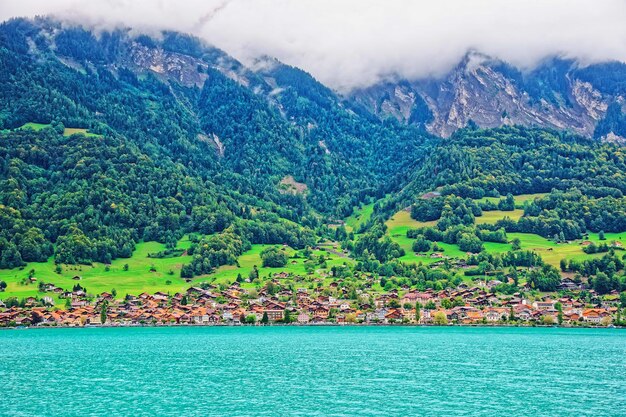 Panorama com o Lago Brienz e a montanha Brienzer Rothorn com chalé suíço tradicional em Interlaken, no cantão de Berna, na Suíça