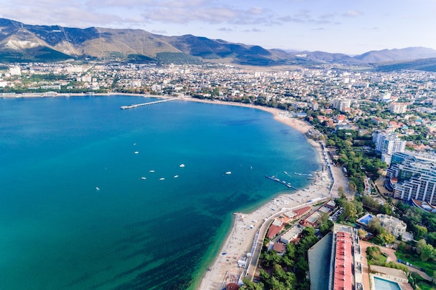 Panorama del complejo de Gelendzhik desde un dron La ciudad de Gelendzhik en la orilla de la bahía de Gelendzhik