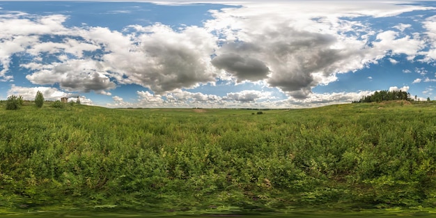 Panorama completo de 360 grados sin costuras en proyección equidistante esférica equirectangular Vista panorámica en un prado en un hermoso día con nubes agradables Fondo para contenido de realidad virtual