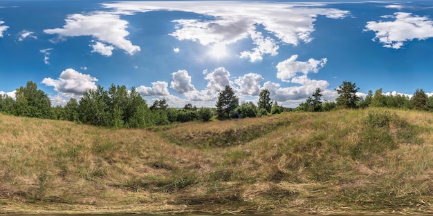 Panorama completo de 360 graus sem costura em projeção equidistante esférica equirretangular Vista panorâmica em um campo em um lindo dia com belas nuvens Skybox como plano de fundo para conteúdo de realidade virtual