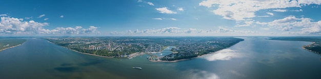 Panorama cosido de alta resolución de una vista aérea escénica de la ciudad capital de Cheboksary de Chuvashia Rusia y un puerto en el río Volga en un día soleado de verano