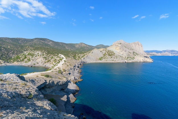 Panorama de la costa de la montaña del mar, Crimea la costa del Mar Negro en un día soleado. rocas en la orilla, cielo azul.