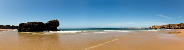 Panorama de la costa de verano con colinas rocosas, Portugal