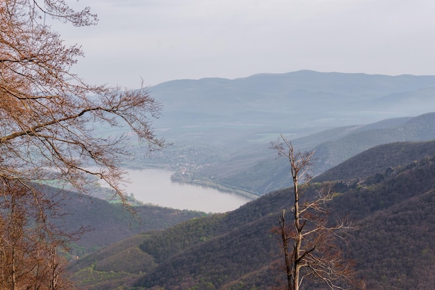 Panorama de la curva del río Danubio de primavera desde Pilis