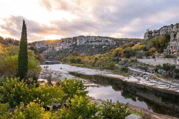 Foto panorama da aldeia medieval de balazuc sobre o rio ardeche fotografia tirada na frança