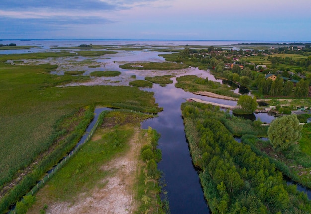 Panorama da altura do reservatório de Kiev. Ucrânia