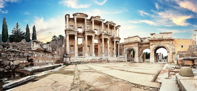 Panorama da antiga biblioteca de Celsus em Éfeso sob um céu dramático