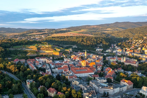 Panorama da antiga cidade de Klodzko de cima da bela paisagem urbana ao pôr do sol e telhados vermelhos