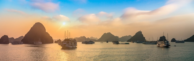 Panorama da baía de Halong ao pôr do sol