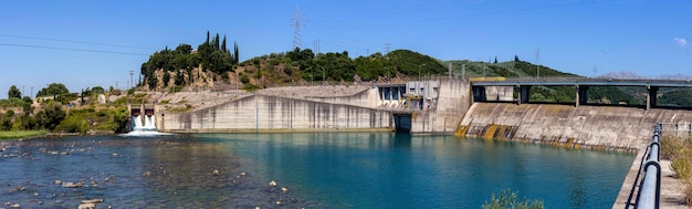 Foto panorama da barragem no rio tzoumerka epirus grécia em um dia ensolarado de verão