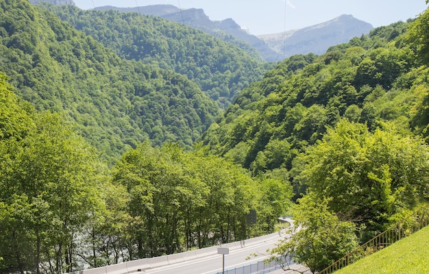 Foto panorama da bela paisagem rural à tarde ensolarada maravilhosa paisagem de primavera nas montanhas