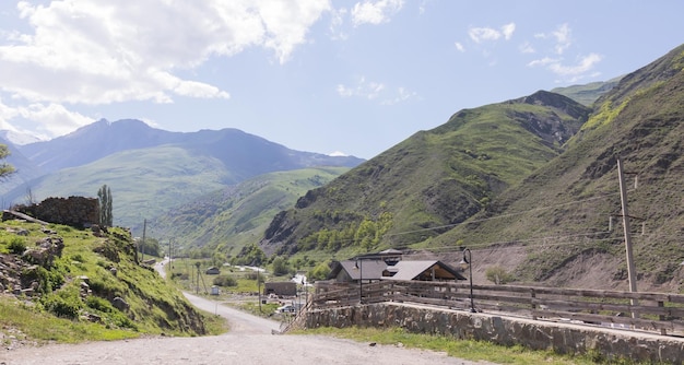 Foto panorama da bela paisagem rural à tarde ensolarada maravilhosa paisagem de primavera nas montanhas