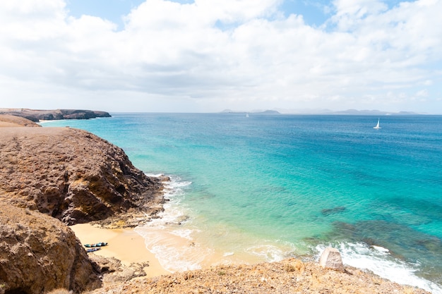 Panorama da bela praia e mar tropical de Lanzarote. Canárias