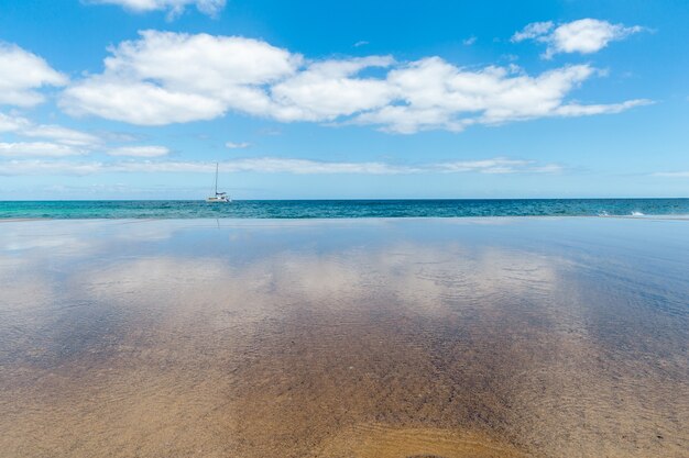 Panorama da bela praia e mar tropical de Lanzarote