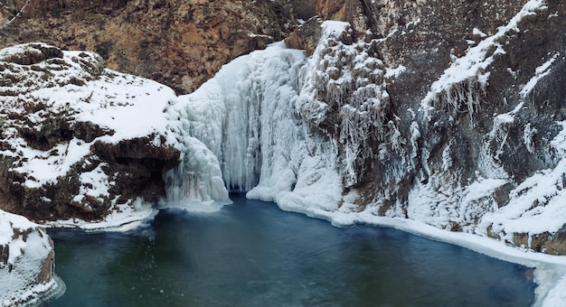 Panorama da cachoeira congelada cachoeiras do mel perto de kislovodsk, rússia