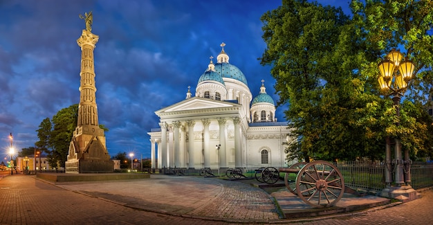 Panorama da Catedral da Trindade em São Petersburgo com armas e uma alta coluna de glória