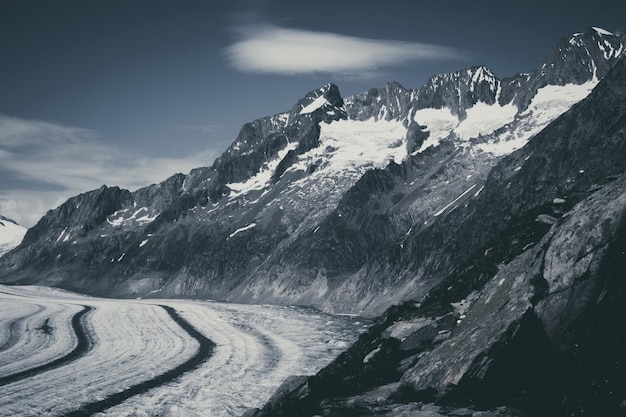 Panorama da cena de montanhas, caminhe pelo grande Glaciar Aletsch, faça a rota Aletsch Panoramaweg no Parque Nacional da Suíça, Europa. Paisagem de verão, clima ensolarado, céu azul e dia ensolarado