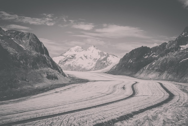 Panorama da cena de montanhas, caminhe pelo grande Glaciar Aletsch, faça a rota Aletsch Panoramaweg no Parque Nacional da Suíça, Europa. Paisagem de verão, clima ensolarado, céu azul e dia ensolarado