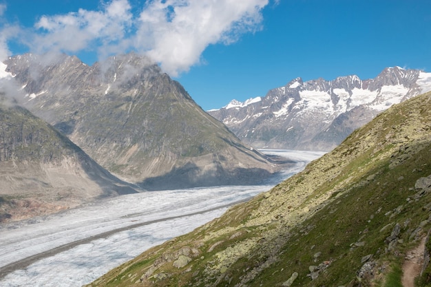Panorama da cena de montanhas, caminhe pelo grande Glaciar Aletsch, faça a rota Aletsch Panoramaweg no Parque Nacional da Suíça, Europa. Paisagem de verão, clima ensolarado, céu azul e dia ensolarado