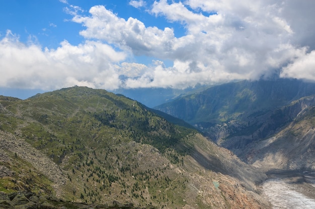 Panorama da cena de montanhas, caminhe pelo grande glaciar aletsch, faça a rota aletsch panoramaweg no parque nacional da suíça, europa. paisagem de verão, clima ensolarado, céu azul e dia ensolarado