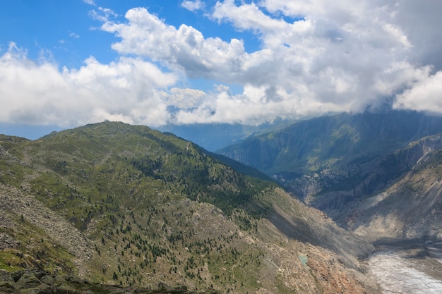 Panorama da cena de montanhas, caminhe pelo grande Glaciar Aletsch, faça a rota Aletsch Panoramaweg no Parque Nacional da Suíça, Europa. Paisagem de verão, clima ensolarado, céu azul e dia ensolarado