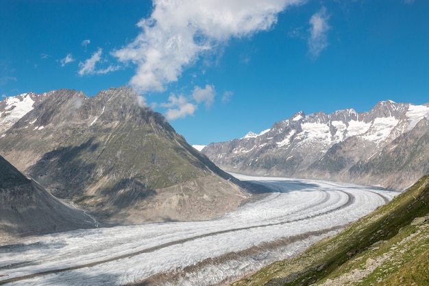 Panorama da cena de montanhas, caminhe pelo grande glaciar aletsch, faça a rota aletsch panoramaweg no parque nacional da suíça, europa. paisagem de verão, clima ensolarado, céu azul e dia ensolarado