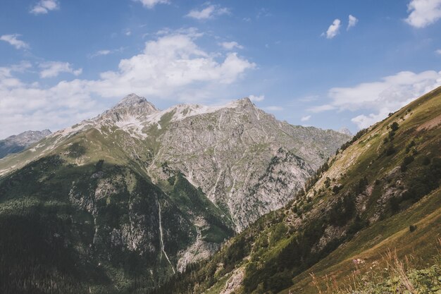 Panorama da cena de montanhas com céu azul dramático no Parque Nacional de Dombay, Cáucaso, na Rússia. Paisagem de verão e dia ensolarado