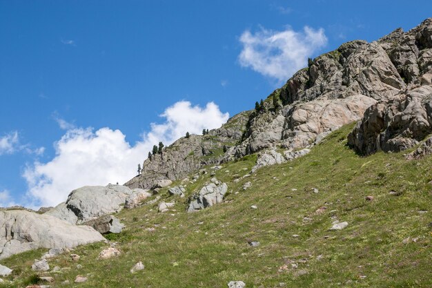 Panorama da cena de montanhas na rota de Trift Bridge no Parque Nacional da Suíça, Europa. Céu nublado dramático e paisagem ensolarada de verão