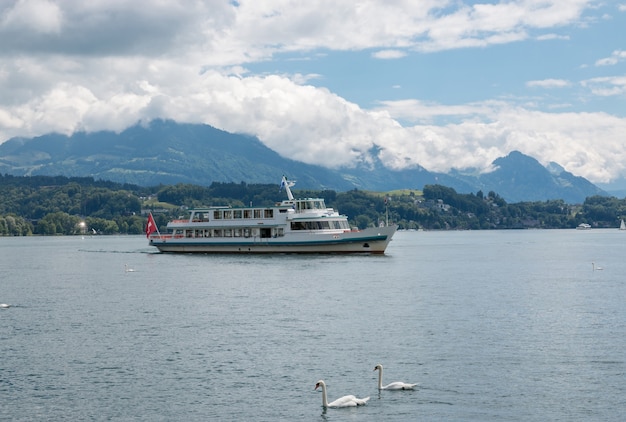 Panorama da cena do lago e das montanhas de Lucerna em Lucerna, Suíça, Europa. Céu azul dramático e paisagem ensolarada de verão