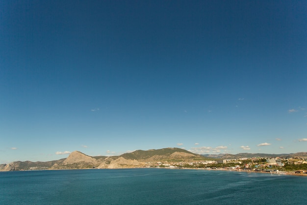 panorama da cidade à beira-mar