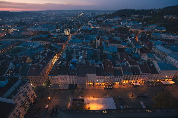 Panorama da cidade à noite em Lviv