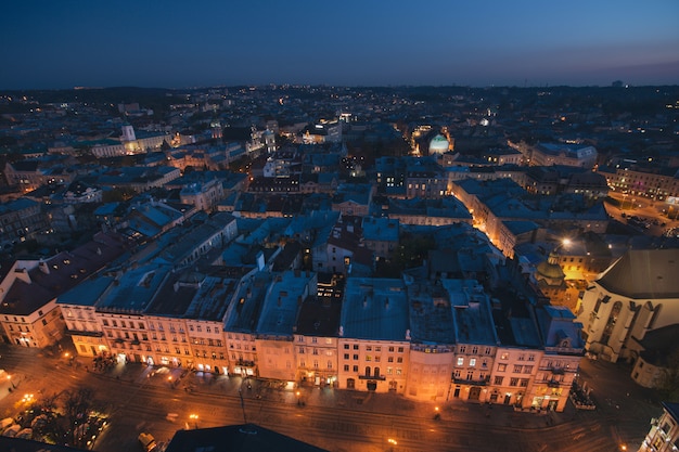 Panorama da cidade à noite em Lviv