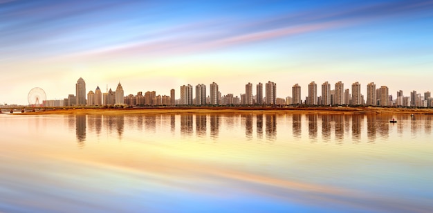 Panorama da cidade ao entardecer