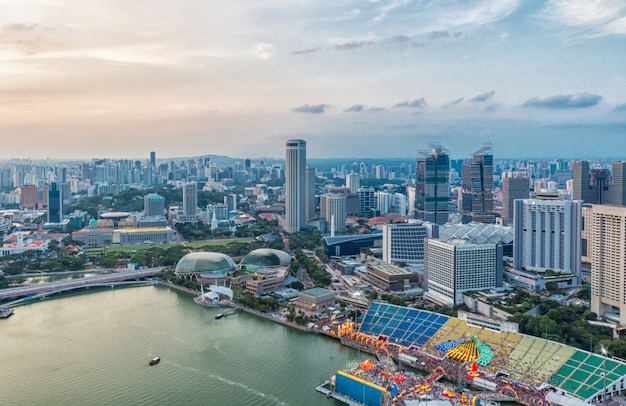 Panorama da cidade com um estádio