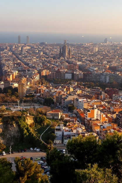 Panorama da cidade de Barcelona durante o pôr do sol