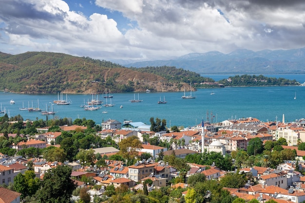 Panorama da cidade de Fethiye. vista aérea da famosa cidade turística de Fethiye e da Baía do mar Mediterrâneo