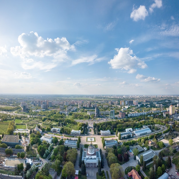Panorama da cidade de Kiev. Centro Nacional de Exposições com parque e pavilhões em um dia ensolarado de primavera