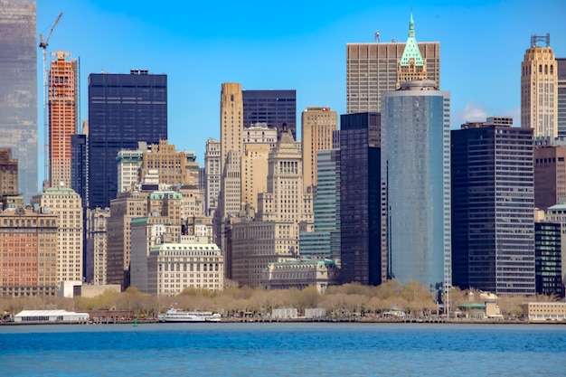 Panorama da cidade de Nova York com arranha-céus no horizonte de Manhattan