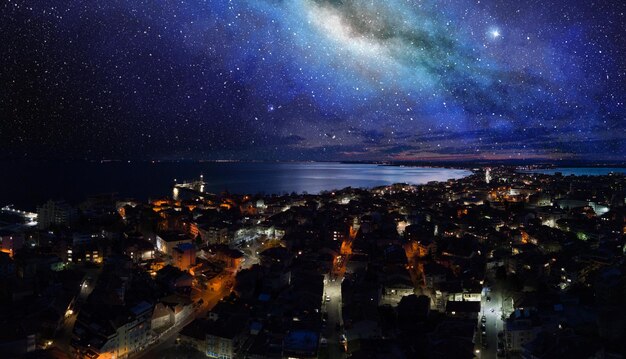 Panorama da cidade de Pomorie com hotéis e luzes lavadas pelo Mar Negro sob o céu estrelado na Bulgária