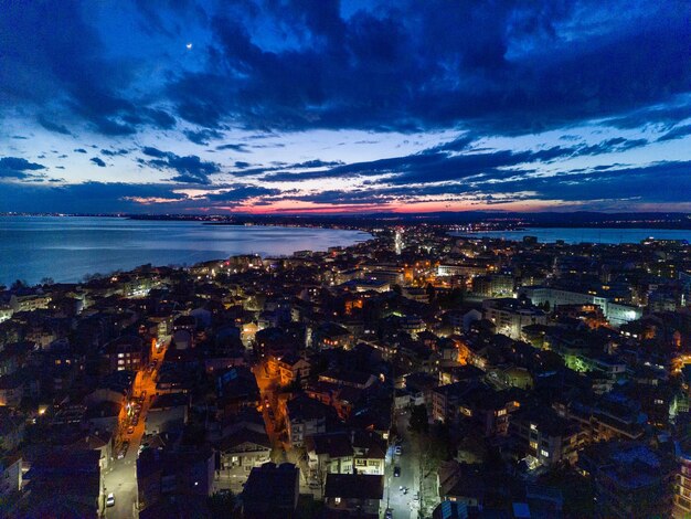 Panorama da cidade de pomorie com hotéis e luzes lavadas pelo mar negro sob o céu estrelado na bulgária