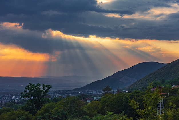 Panorama da cidade de shaki com lindo pôr do sol