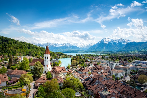 Foto panorama da cidade de thun no cantão de berna com cumes e lago thunersee, suíça.