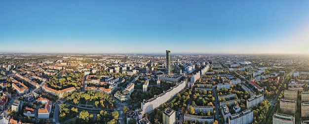 Panorama da cidade de Wroclaw, vista aérea da cidade europeia moderna com bairros residenciais