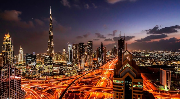 Panorama da cidade moderna de Dubai à noite