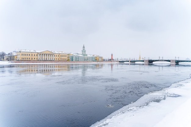 Panorama da cidade, Neva congelada em São Petersburgo, paisagem de inverno