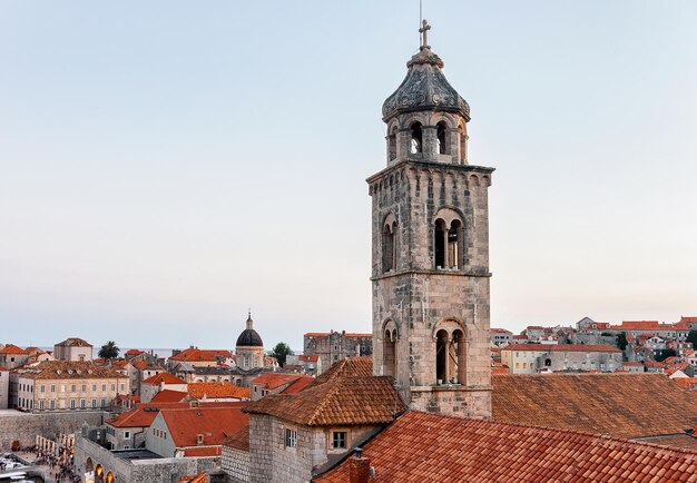 Panorama da cidade velha com a torre do sino da igreja em Dubrovnik, Croácia