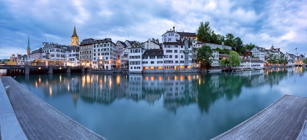 Panorama da cidade velha de Zurique com as famosas igrejas de São Pedro de Fraumunster e o rio Limmat durante a manhã.