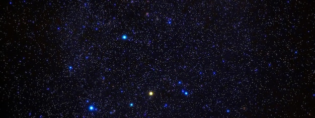 Panorama da constelação de Orion contra o fundo do céu noturno estrelado